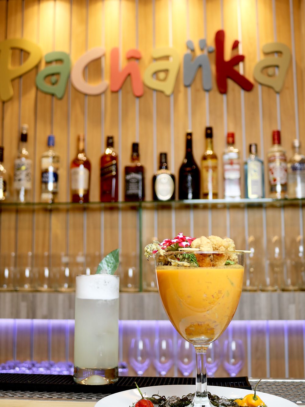 La barra de Pachanka con dos tragos de la casa recién servidos
