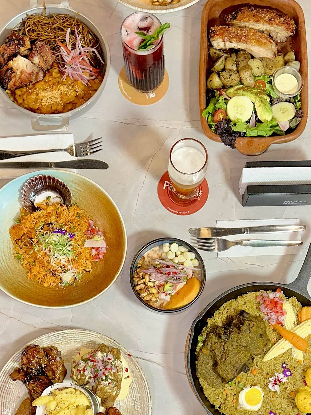 Mesa servida con varios platos de la carta de Pachanka, vista desde arriba