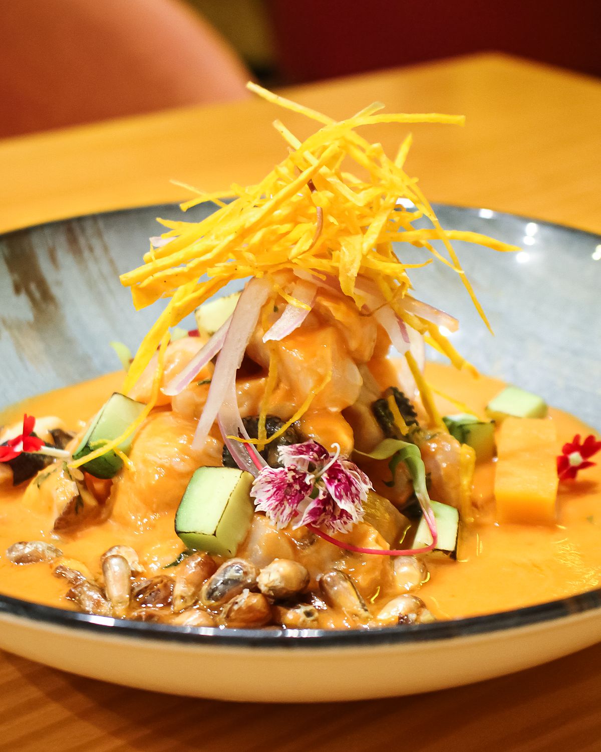 Ceviche Pachanka en plato hondo, con palta, cancha y crocante encima