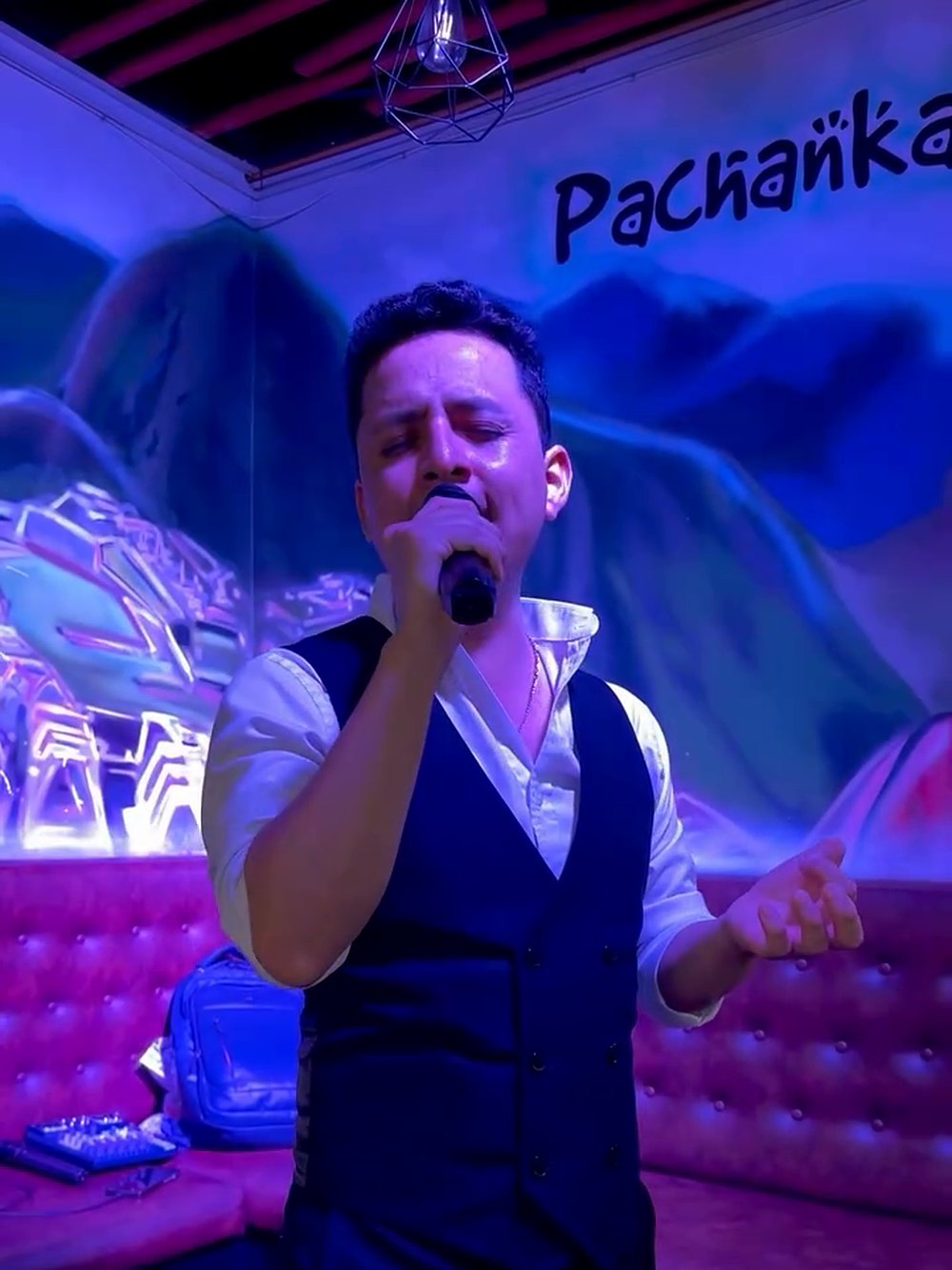 Cantante en vivo en el escenario de Pachanka, con las luces de la noche