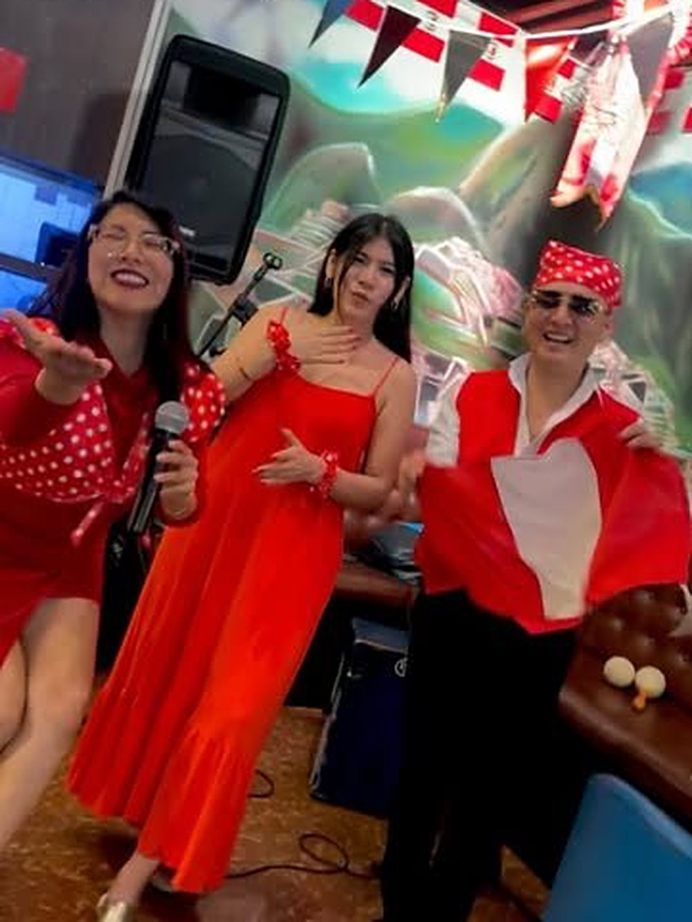 Show de música criolla con bailarines de rojo y blanco